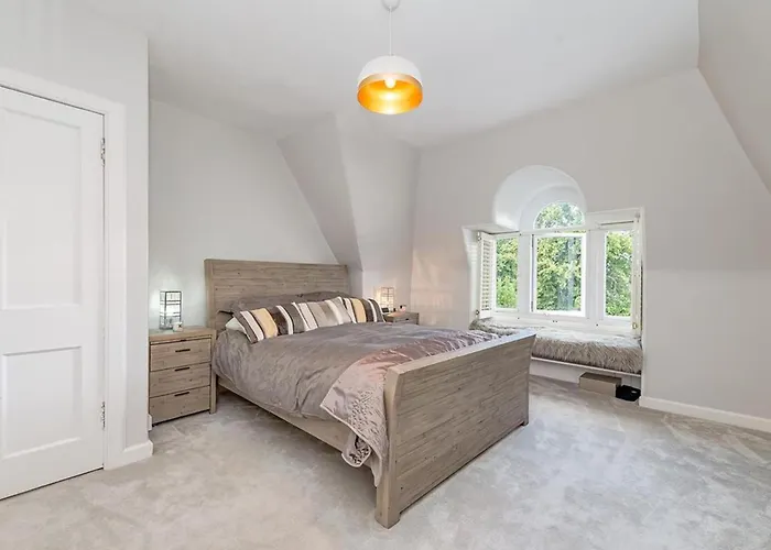 Spacious 4 Bedroom Flat In Stirling