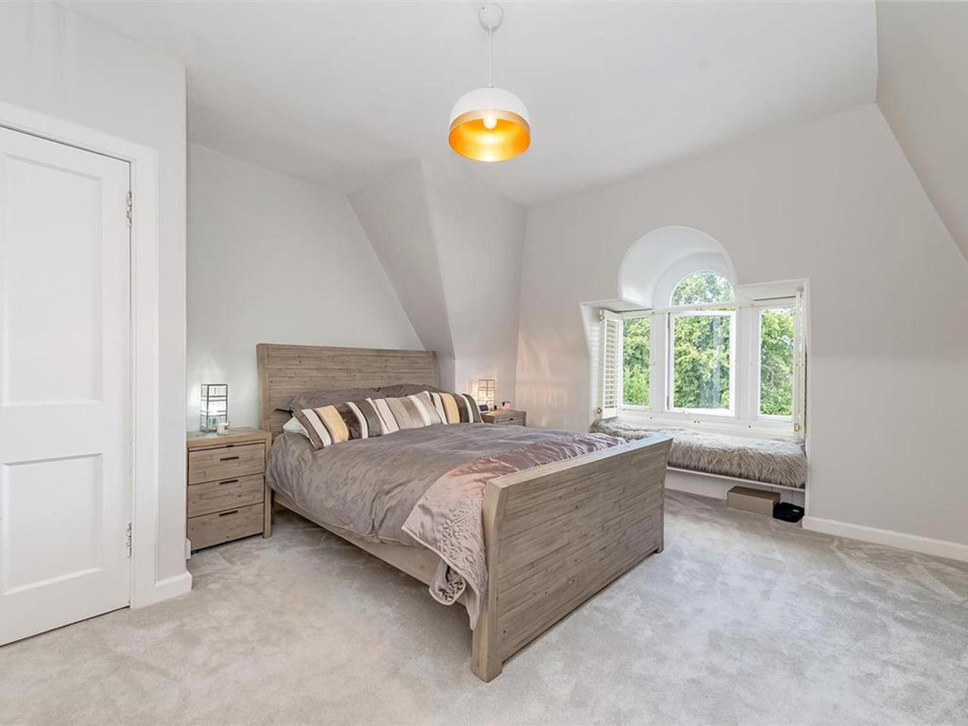 Spacious 4 Bedroom Flat In * Stirling
