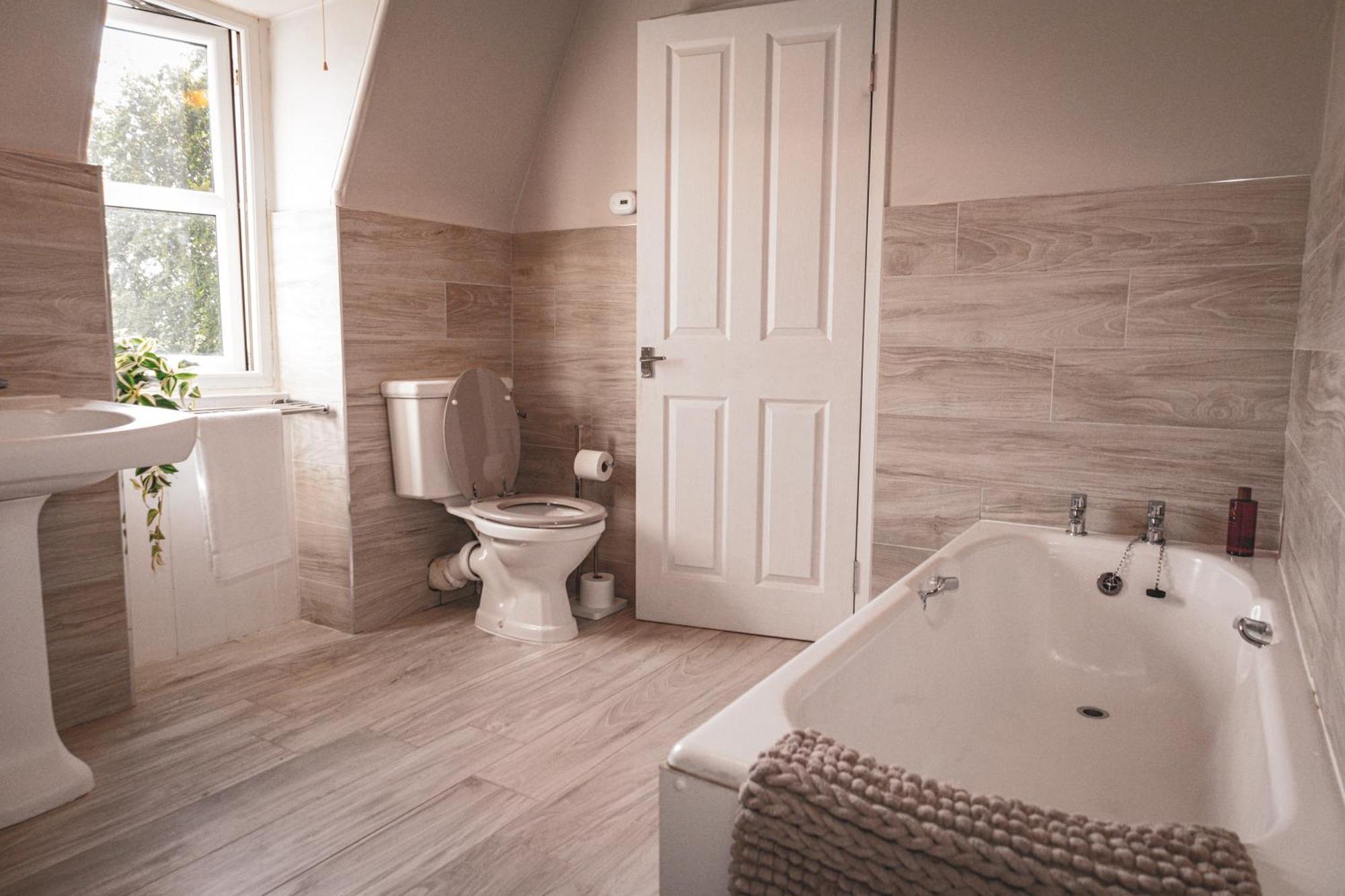 Spacious 4 Bedroom Flat In *
